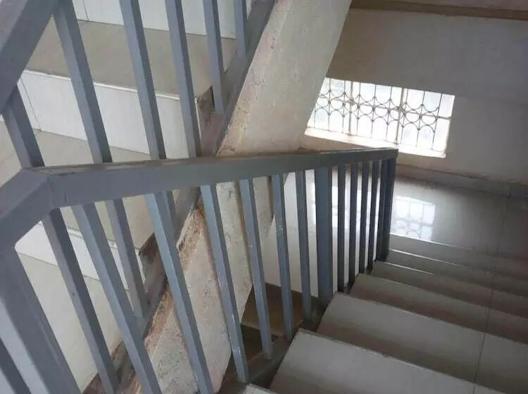 پانسیون Kings And Queens Lounge