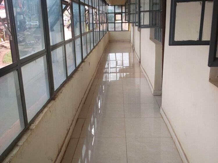 پانسیون Kings And Queens Lounge