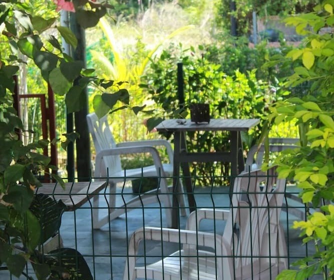 هتل Gite Des Acacias