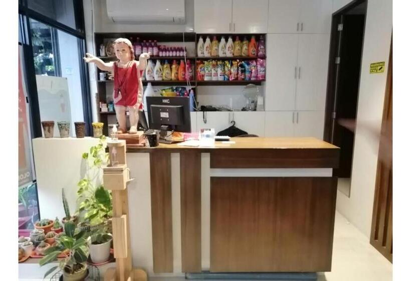 בית מלון כפרי Capital O 811 Tri A S Building