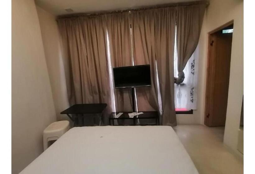 בית מלון כפרי Capital O 811 Tri A S Building