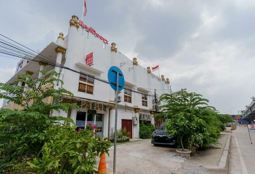 בית מלון כפרי Reddoorz Syariah Near Universitas Borobudur