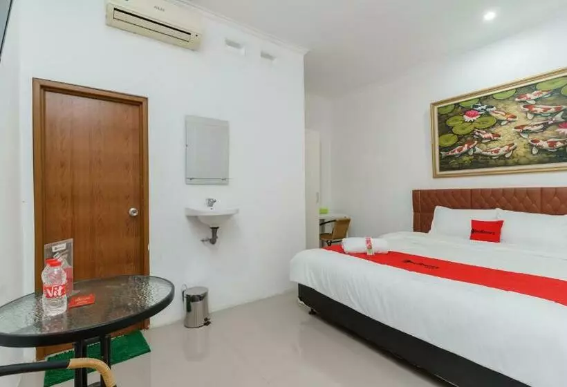 ホテル Reddoorz Syariah Near Universitas Borobudur