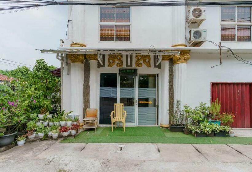 בית מלון כפרי Reddoorz Syariah Near Universitas Borobudur