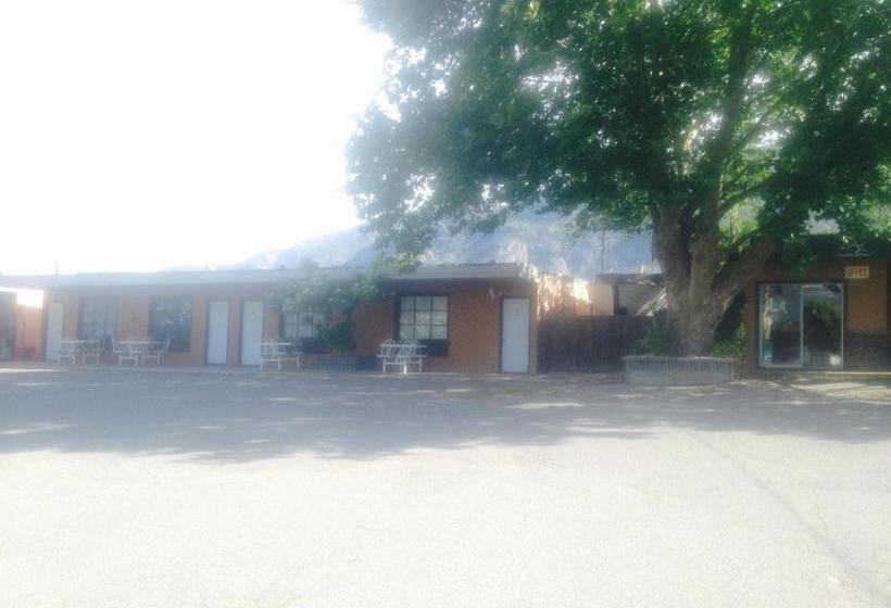 הוסטל The Highland Inn