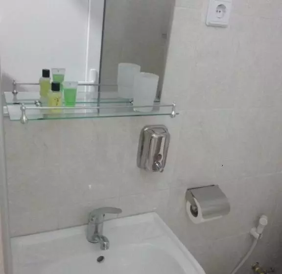 Hotel G & J