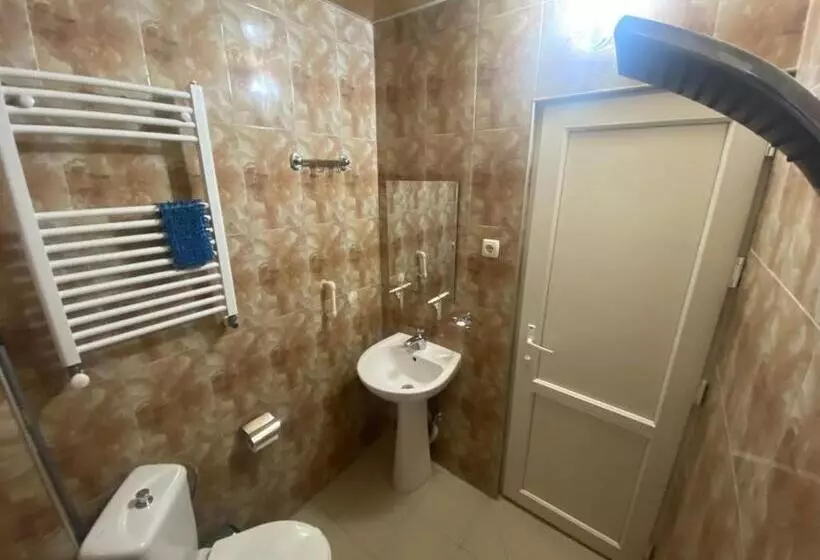 Hotel G & J