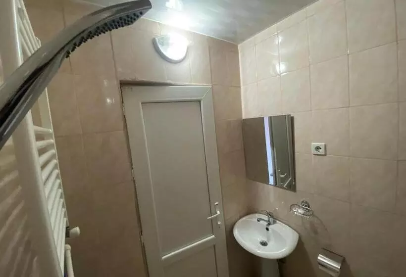 Hotel G & J