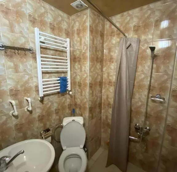 Hotel G & J