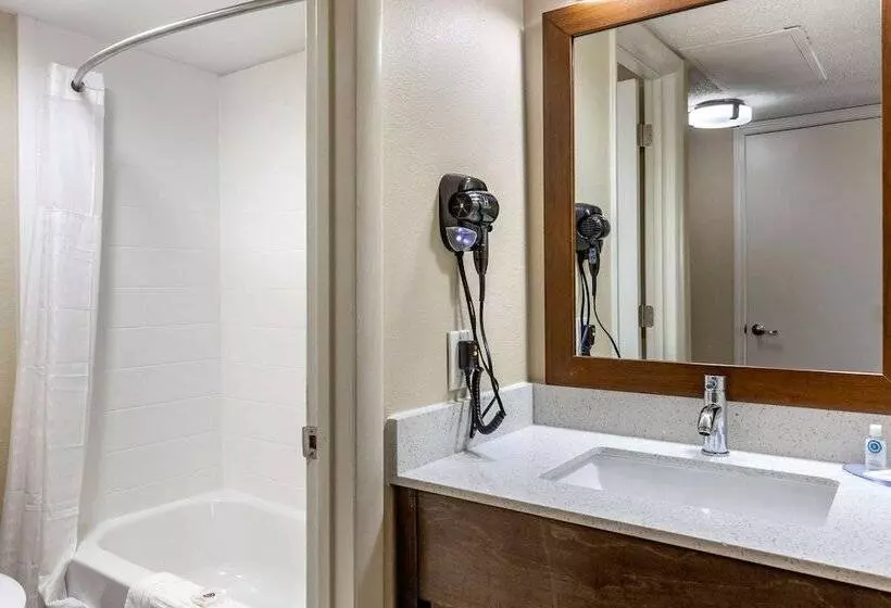 Hotelli Quality Inn & Suites Spring Lake   Fayetteville Near Fort Liberty