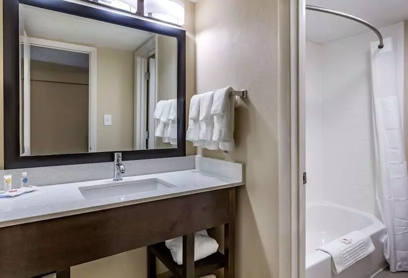 Hotelli Quality Inn & Suites Spring Lake   Fayetteville Near Fort Liberty