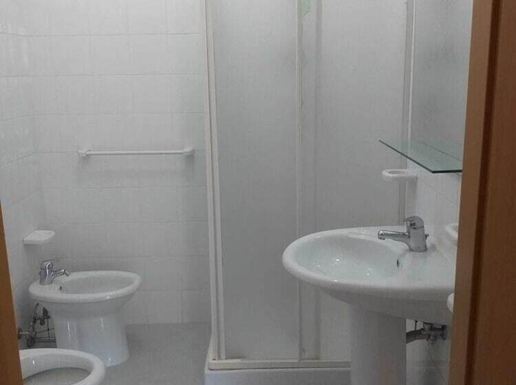 膳宿费 Room In Bb   Quadruple Room In Pineto   A Stones Throw From The Sea