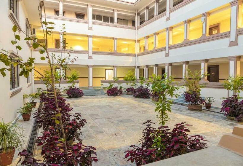 هتل Ananda Pashupati