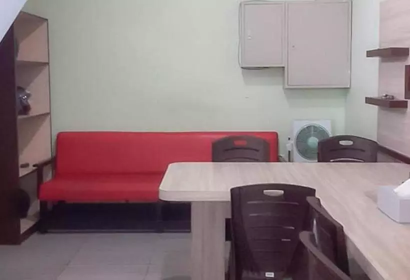 ホテル Guest House Anak Raja Pangkalan Bun Syariah Mitra Reddoorz