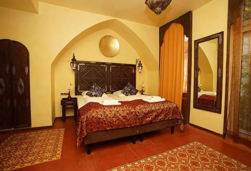 Hotelli Villa Oriental & Restaurant