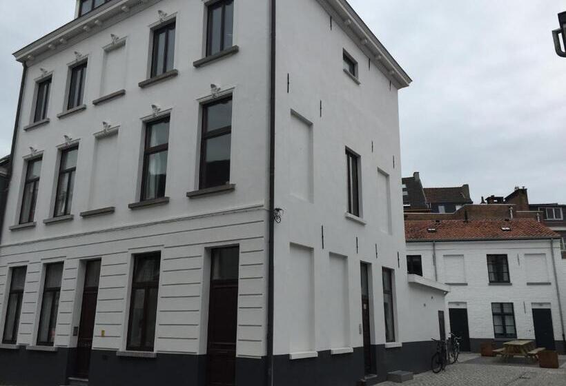 تختخواب و صبحانه Artist S Loft & Garden