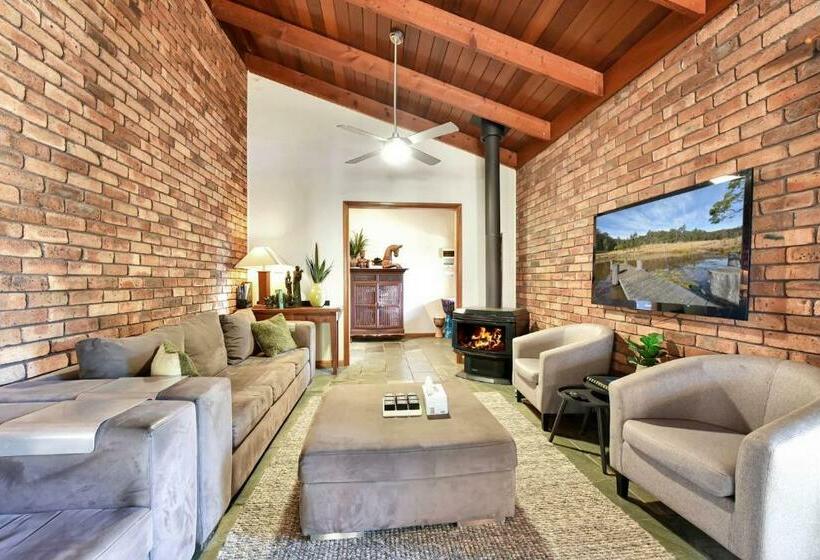 Отель Hunter Valley Kangaroo Retreat With 60 Kangaroos