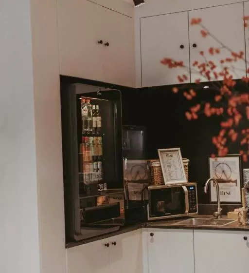 Boutique Hotel First City