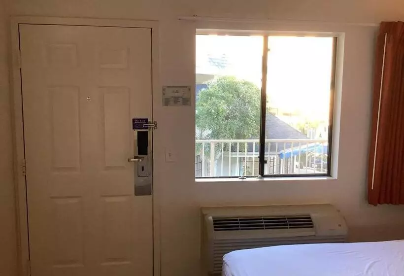 هتل Carlsbad Village Inn