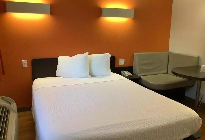 هتل Carlsbad Village Inn