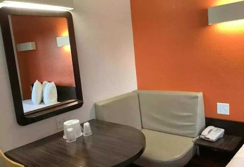 هتل Carlsbad Village Inn