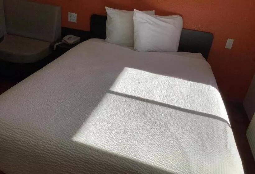 هتل Carlsbad Village Inn