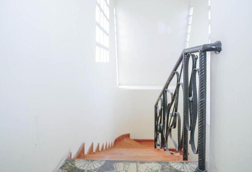 בית מלון כפרי Koolkost Syariah Near Senayan City