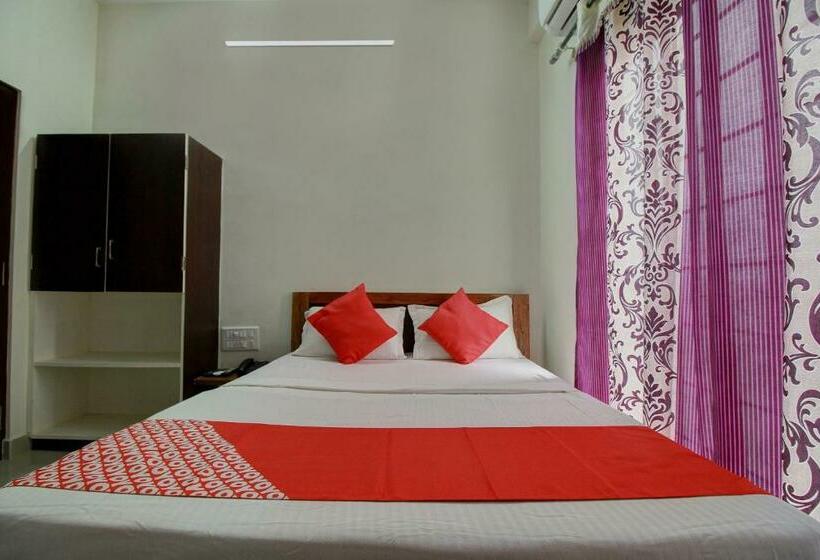 Отель Vaccinated Staff- Oyo 14360 Park Inn