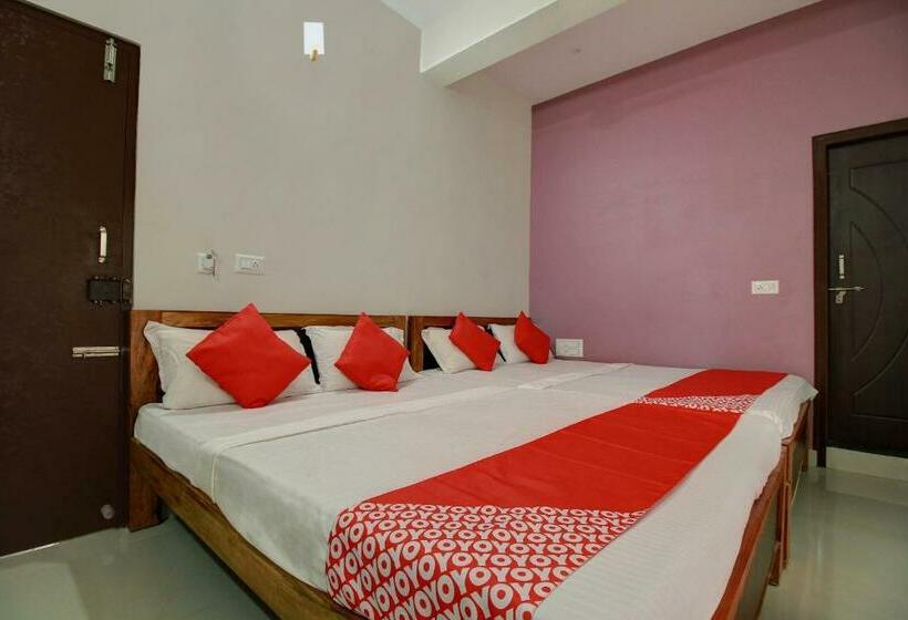 Отель Vaccinated Staff- Oyo 14360 Park Inn