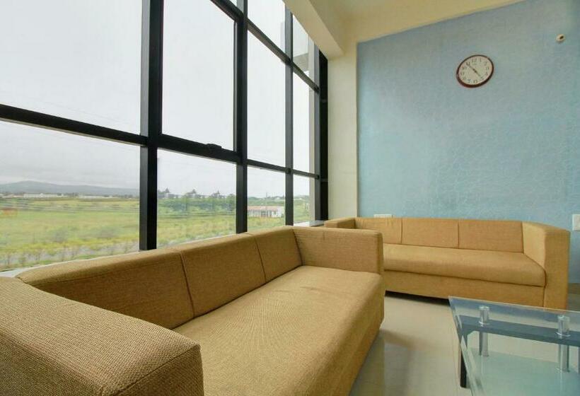 Отель Vaccinated Staff- Oyo 14360 Park Inn