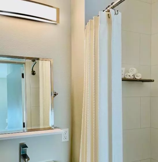 Art House Hotel And Suites