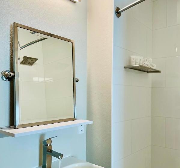 Art House Hotel And Suites