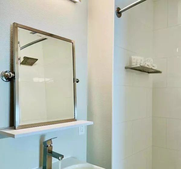 Art House Hotel And Suites