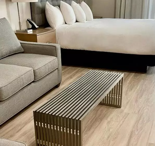 Art House Hotel And Suites