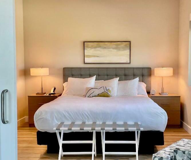 Art House Hotel And Suites