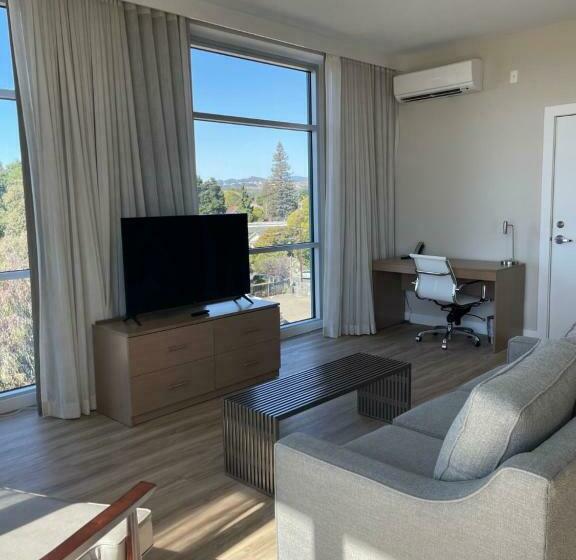 Art House Hotel And Suites