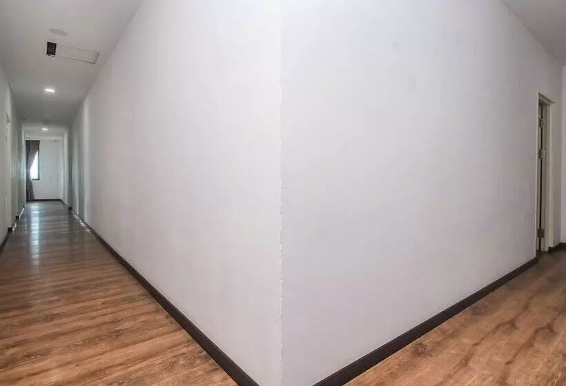 ホテル Oyo 90102 7 Days Lodge