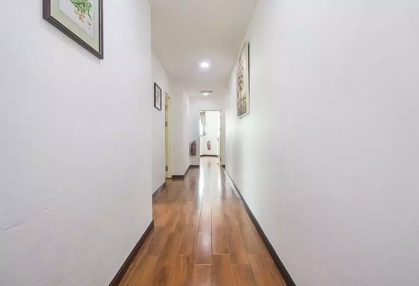 ホテル Oyo 90102 7 Days Lodge