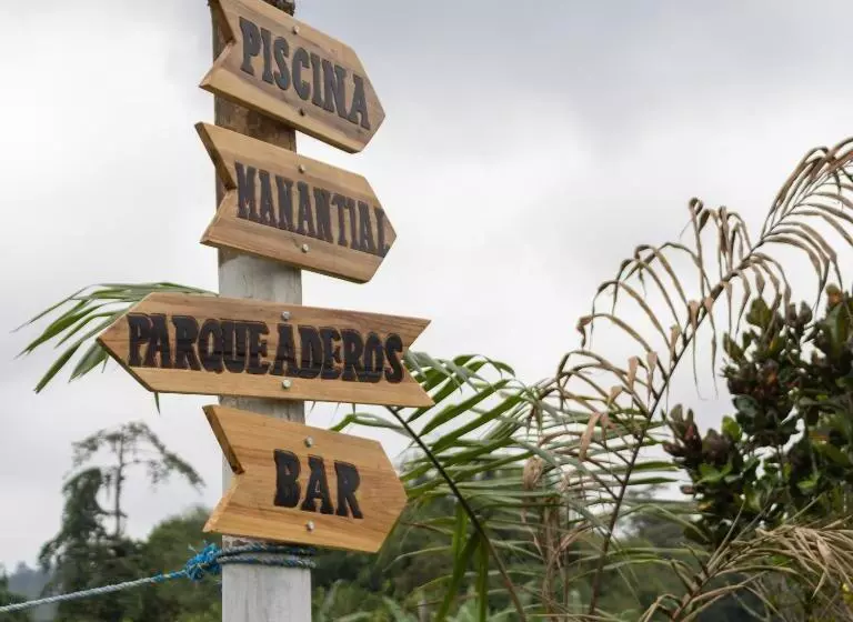 ホテル Puerto Quito Lodge