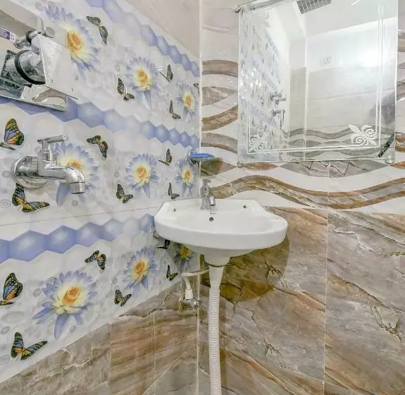 Oyo 79796 Hotel Royal Inn