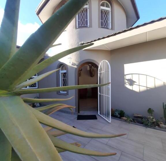 پانسیون Alucarni Guest House With Solar Energy