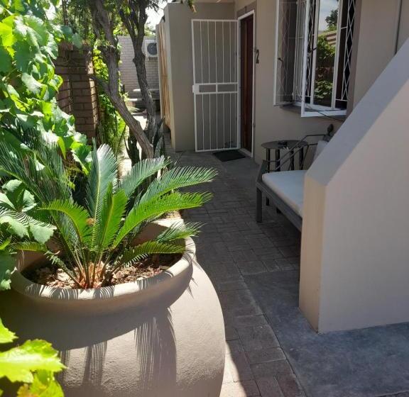 پانسیون Alucarni Guest House With Solar Energy