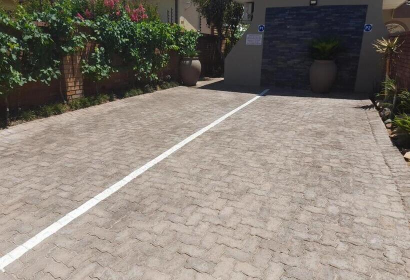 پانسیون Alucarni Guest House With Solar Energy