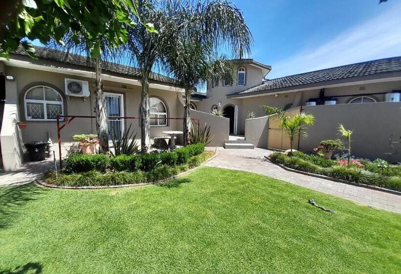 پانسیون Alucarni Guest House With Solar Energy