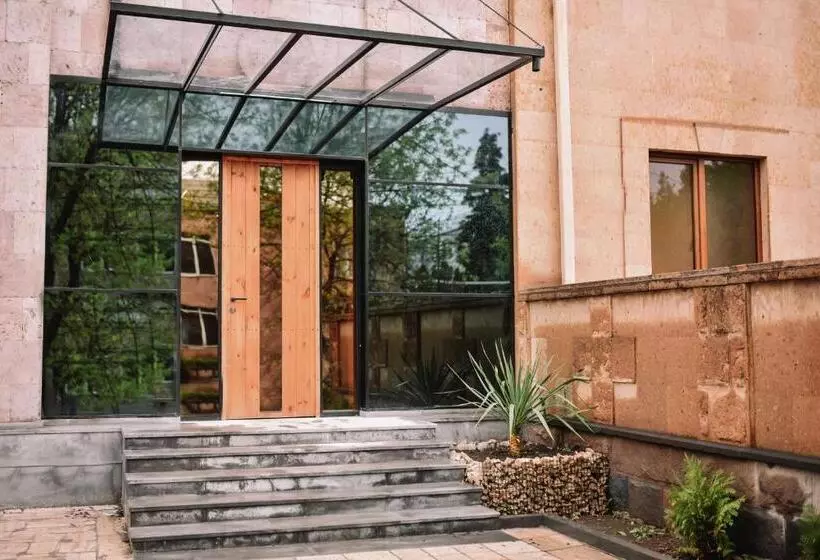 پانسیون Lori Guest House