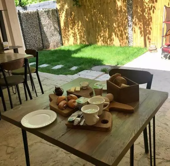 پانسیون Lori Guest House