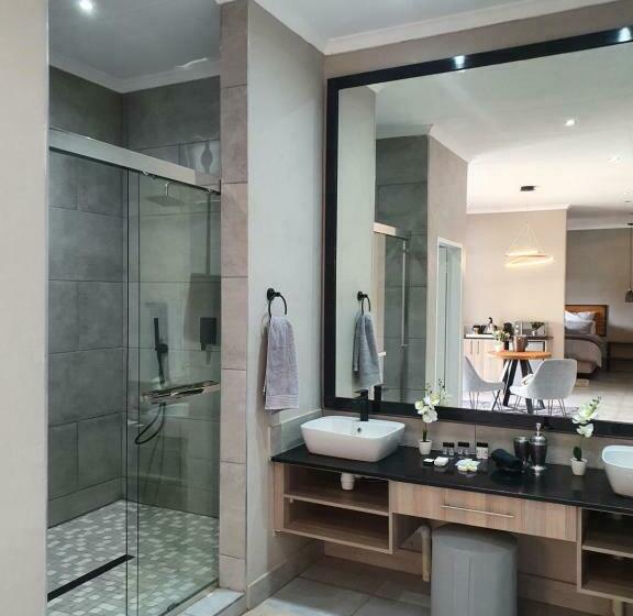 Отель Barons Galley & Lodge