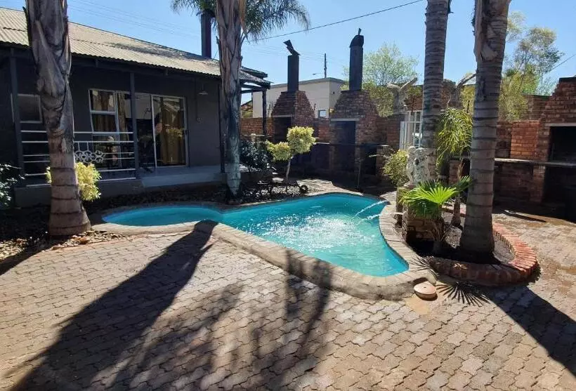 Hotelli Barons Galley & Lodge