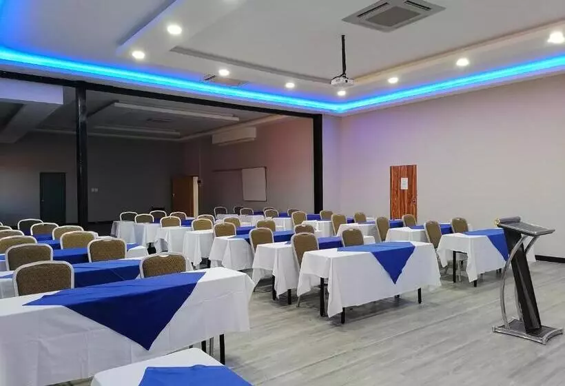 Hotelli The Royal Courtyard