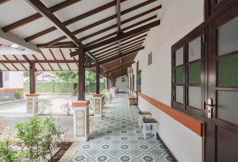 پانسیون Reddoorz Syariah @ Kolonial Guest House